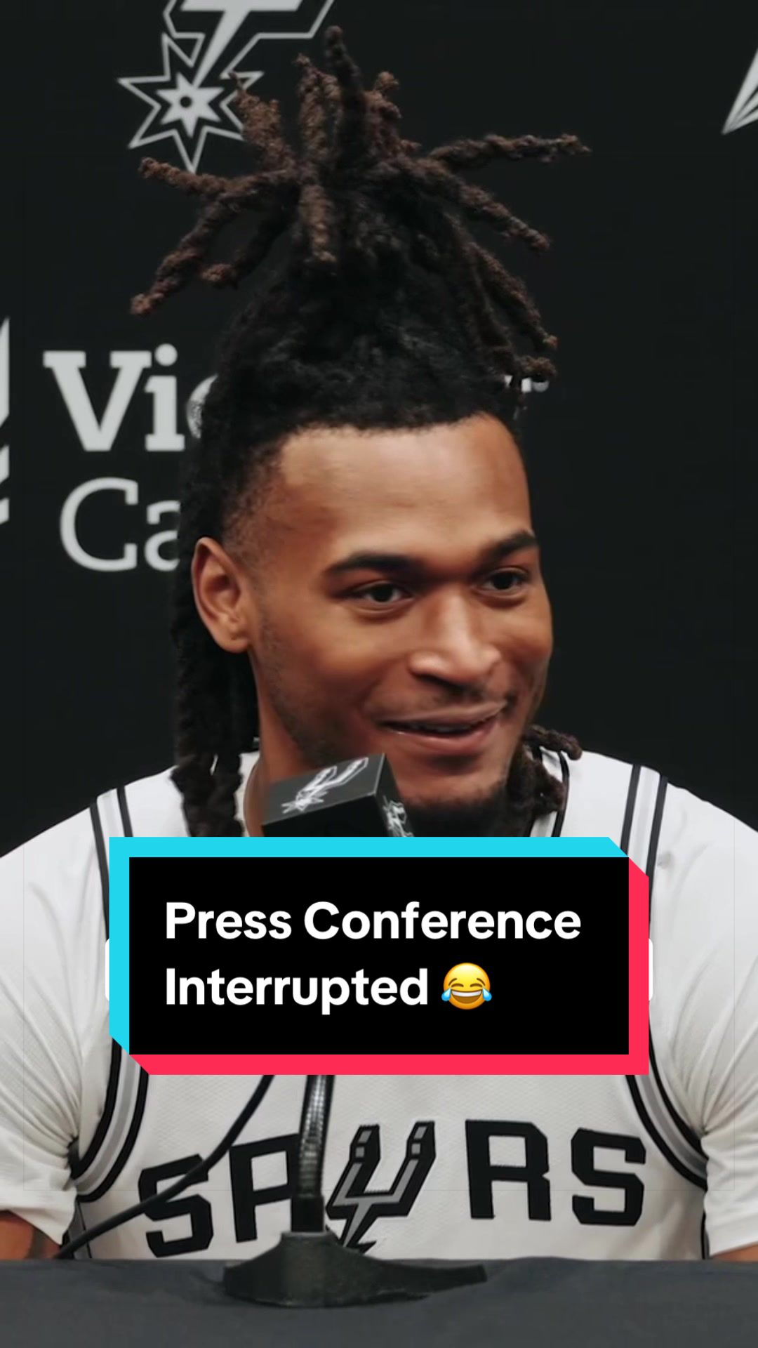 A little interruption during Stephon Castle’s presser 😂 