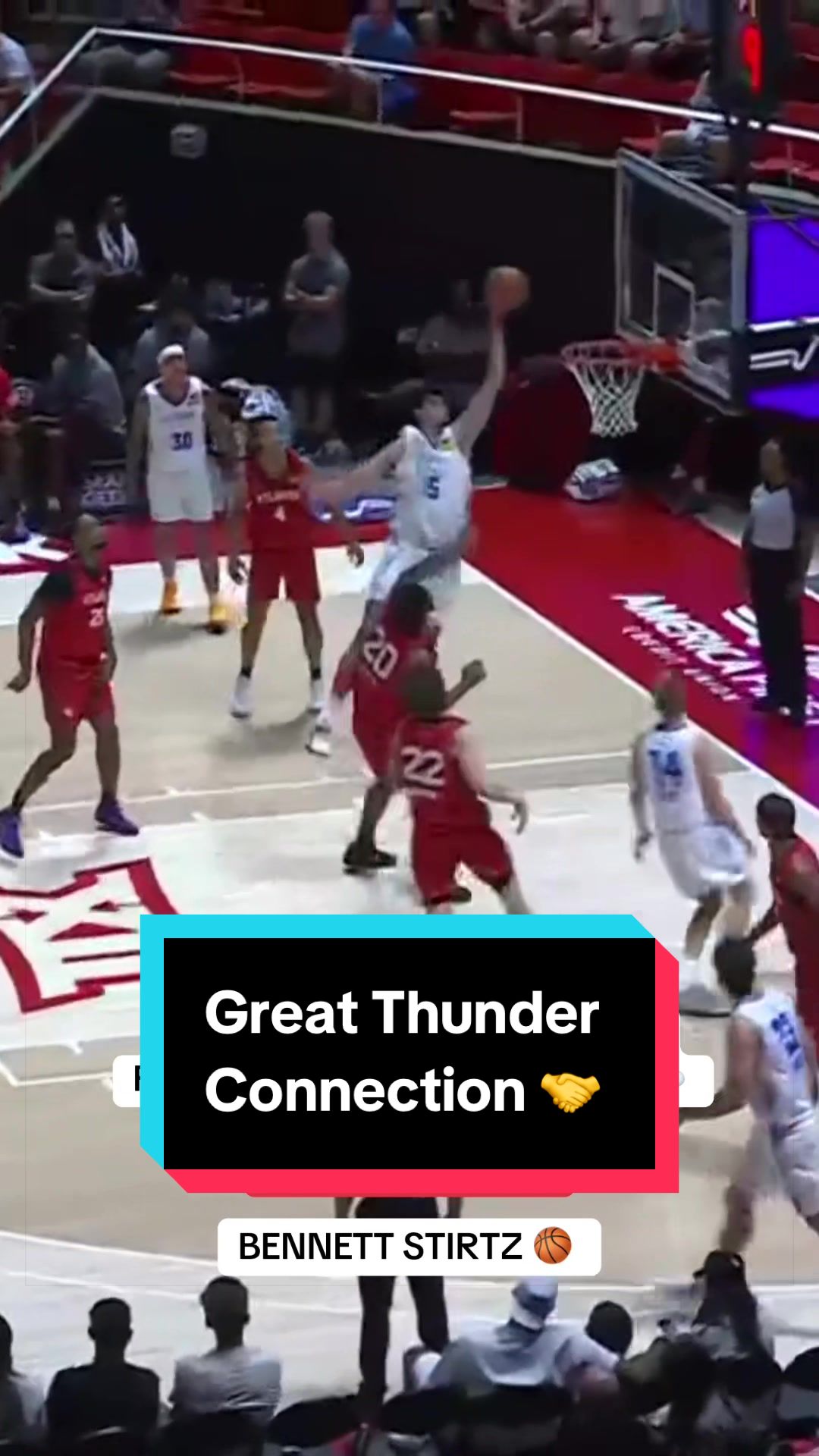 Mara and Stirtz showcasing their connection on the alley-oop 🤝 