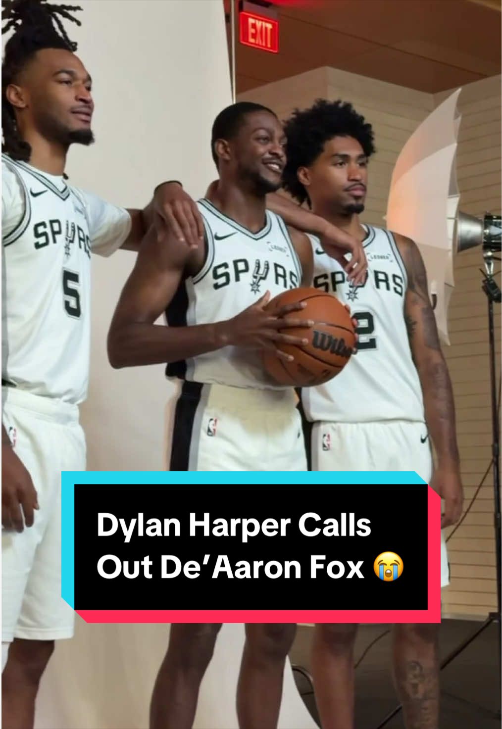 Dylan Harper wanted De’Aaron Fox in the group pic: “Come on unc!” 😂 