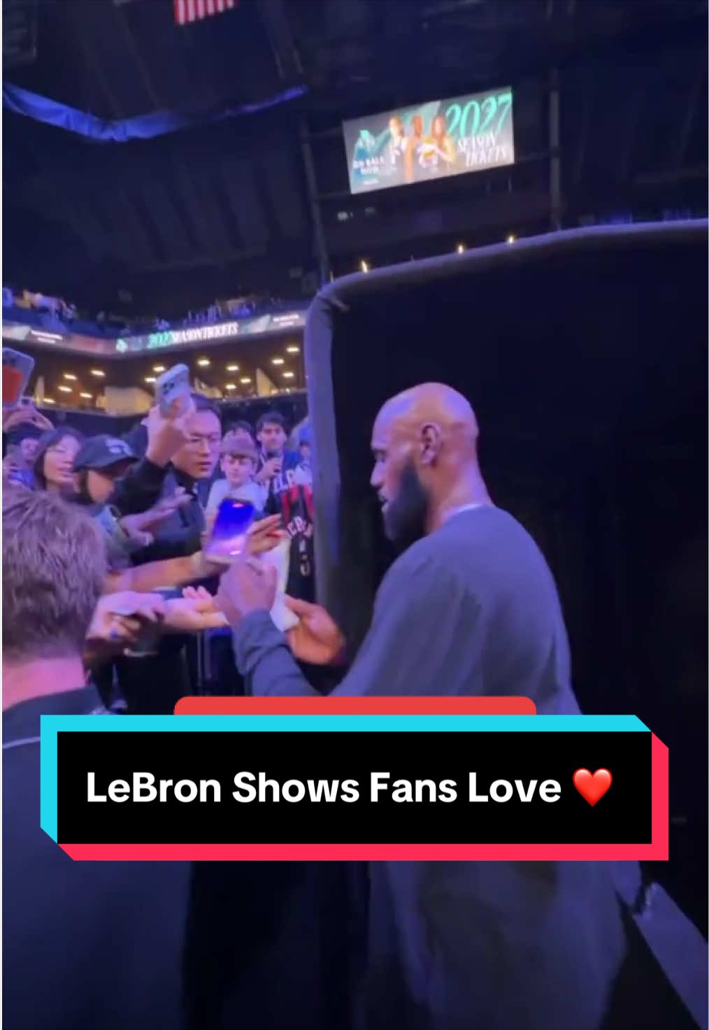 LeBron showing love to the fans ahead of his Sixers Preseason Debut! 🖊️ 