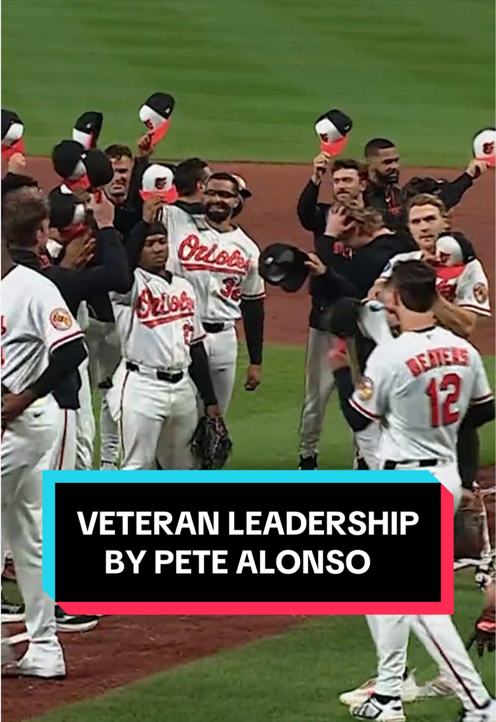 Pete Alonso brings all of the Orioles out of the dugout to salute the Camden Yards crowd following their final home game of the season 🫡