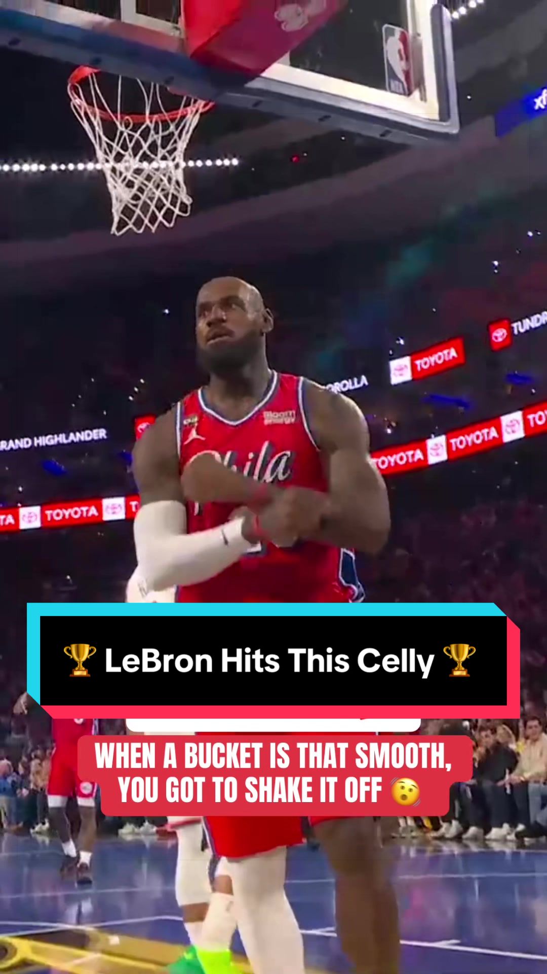 🏆 LeBron muscles his way inside then ➡️ flexes his muscles 🏆 