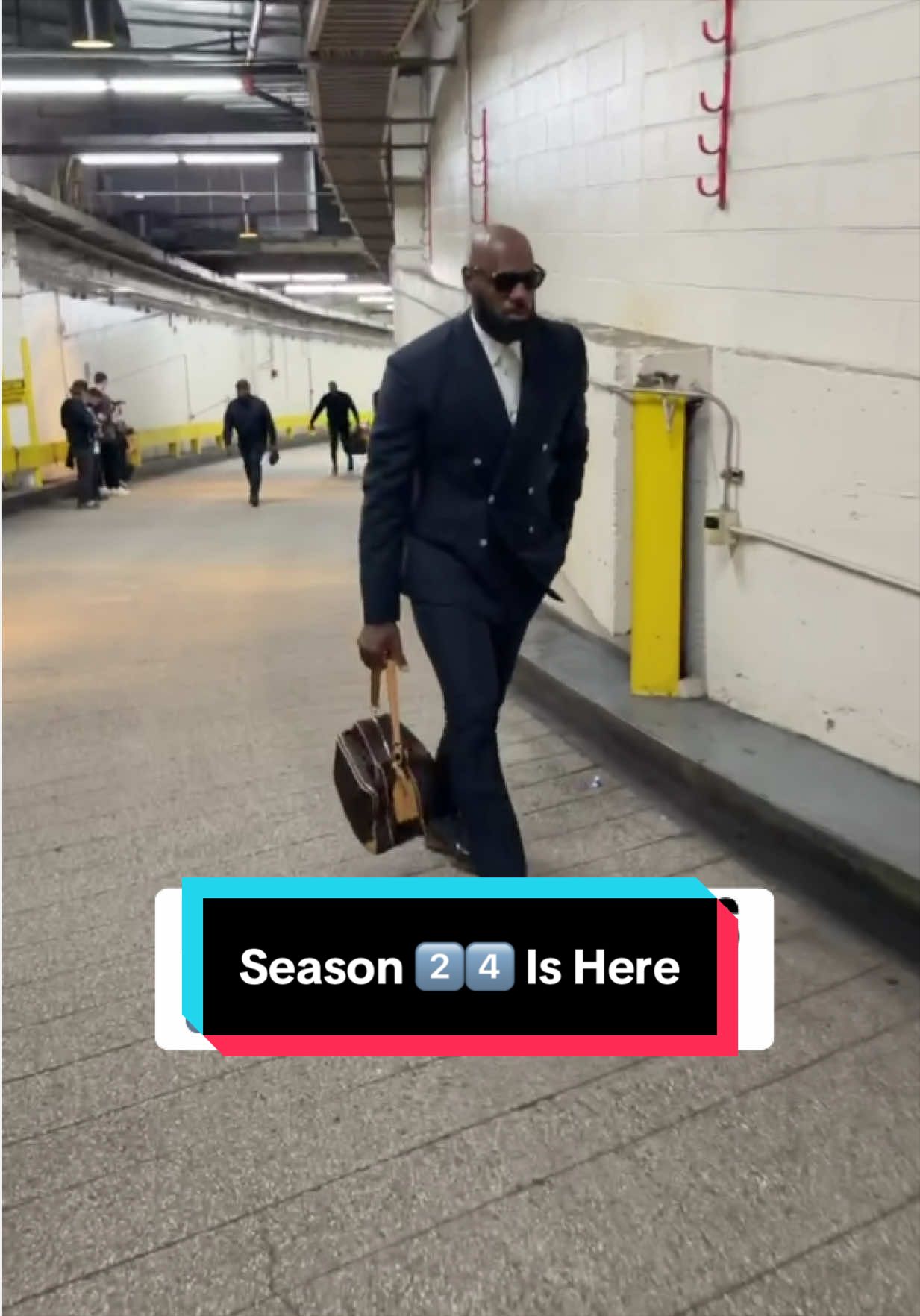 LeBron arrives for a record-breaking opening night looking clean 🧼 