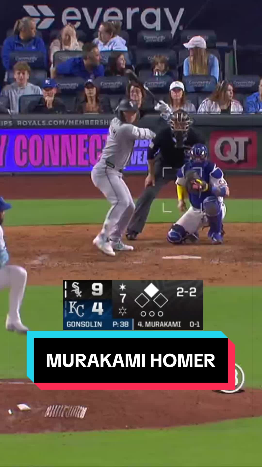 Home run No. 33 for Munetaka Murakami!