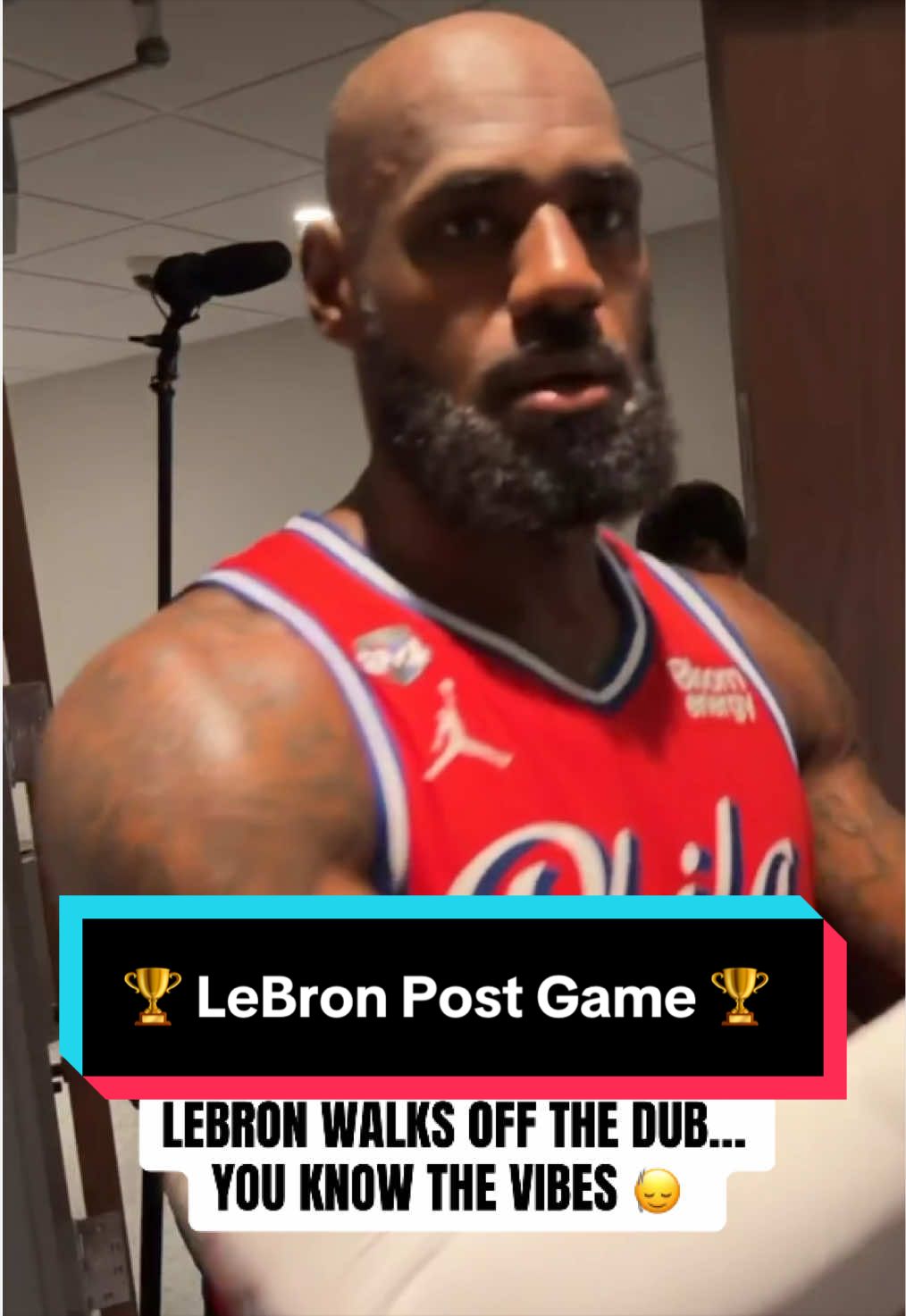 🏆 Yesssssir 🙂‍↕️ LeBron with the postgame handshakes with the Sixers staff 🏆 
