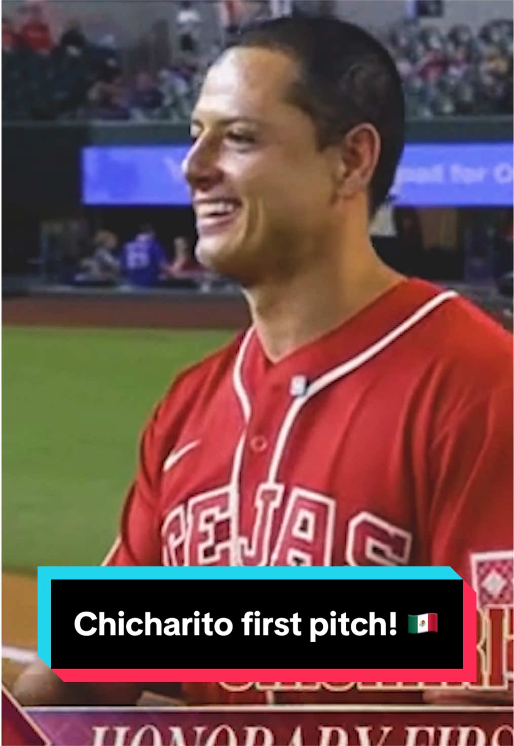 Javier “Chicharito” Hernández, all-time leading goalscorer for the Mexico men's national football team, threw out the first pitch before a Rangers game 🇲🇽
