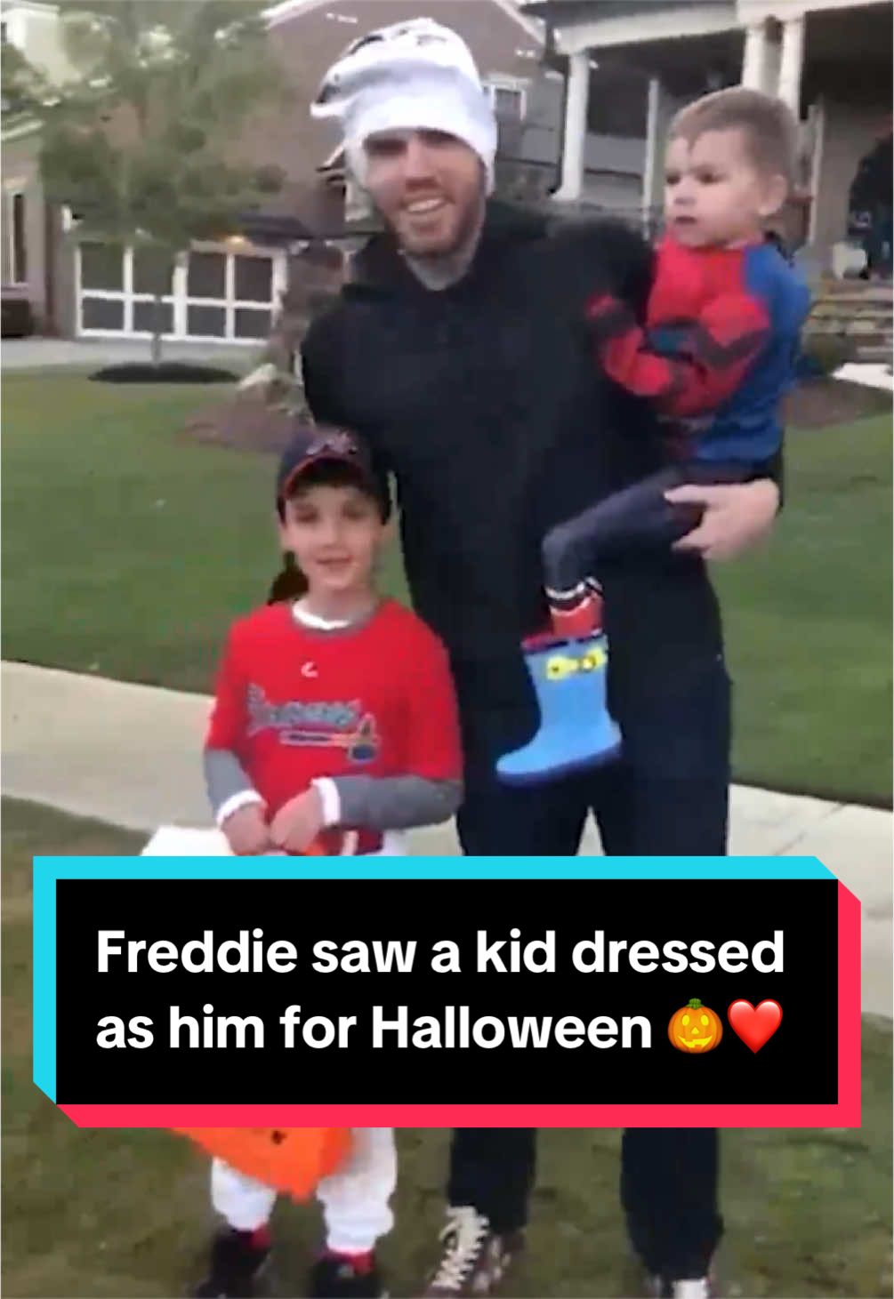Freddie Freeman was walking around one Halloween and found a trick-or-treater who was dressed as him! 🥹 
