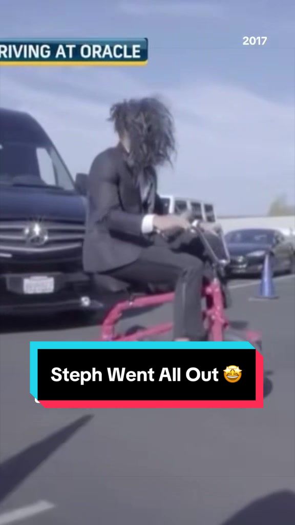 Draymond couldn’t stop laughing at Steph’s costume 😂 