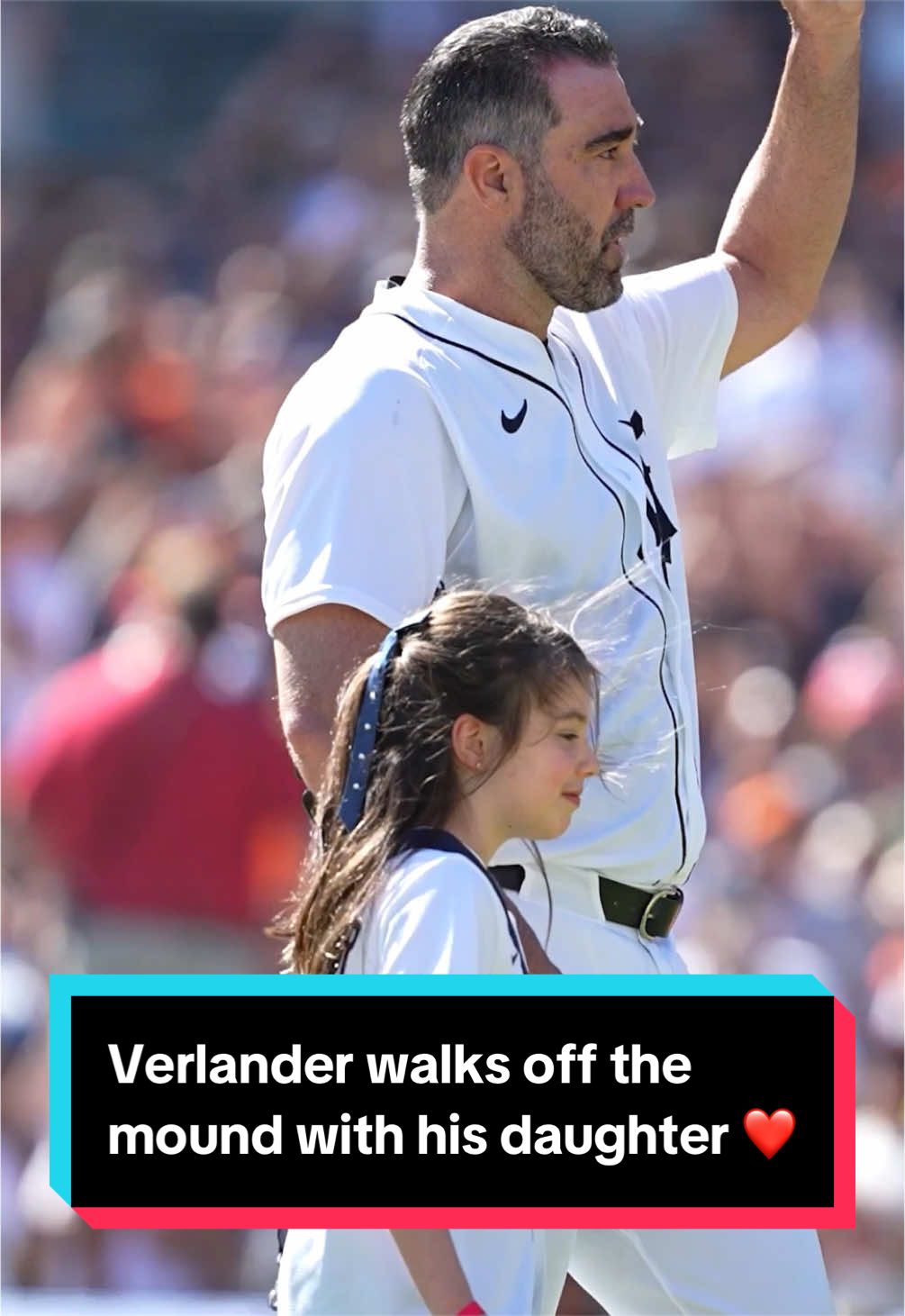 Justin Verlander says goodbye to his teammates, and then holds his daughter’s hand as he leaves the mound ❤️ 