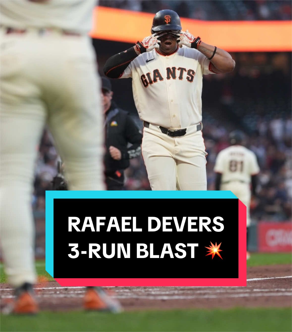 Rafael Devers launches a 3-run shot 🚀 