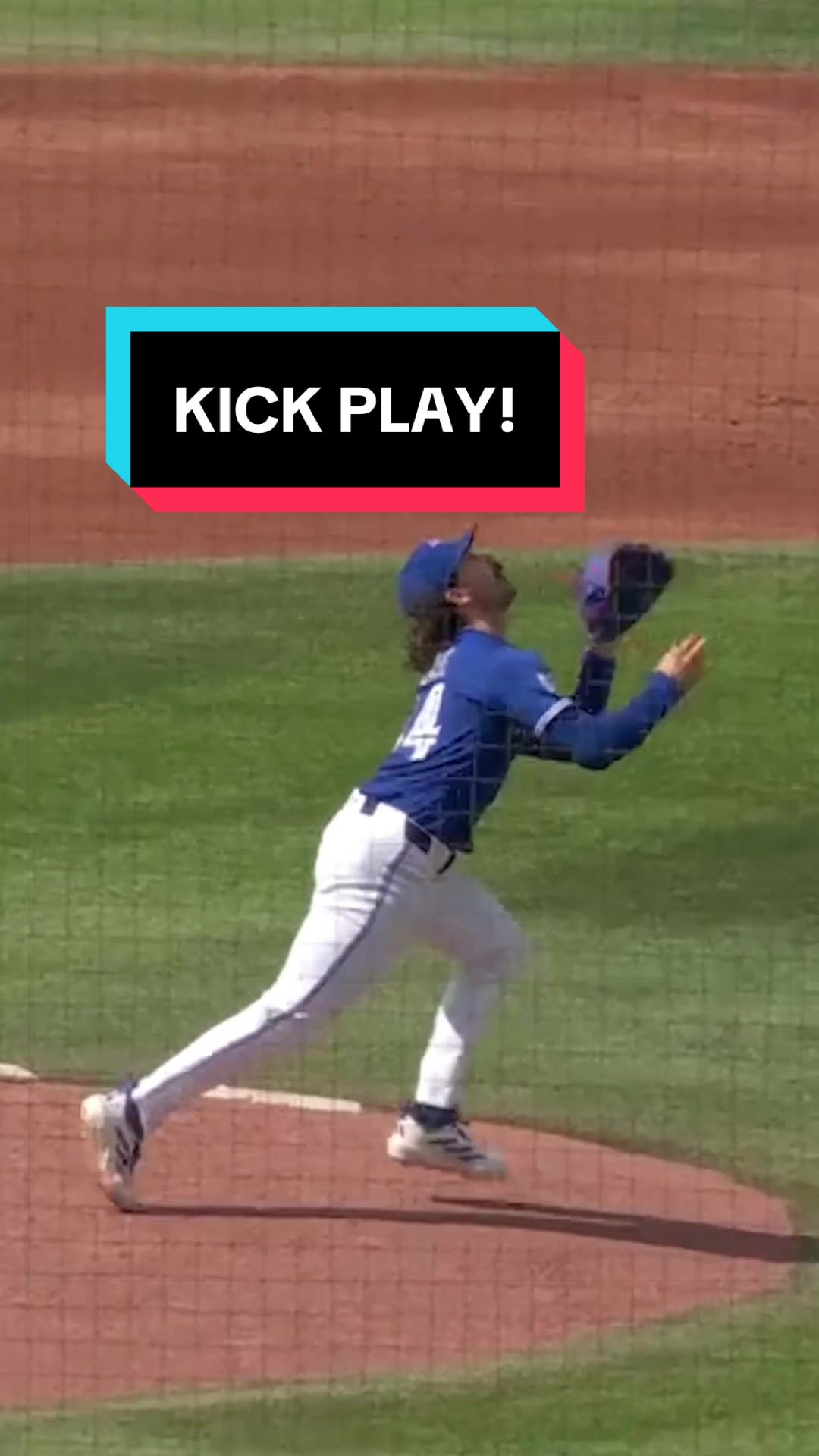 Dylan Cease with a beautiful assist... to himself 😎