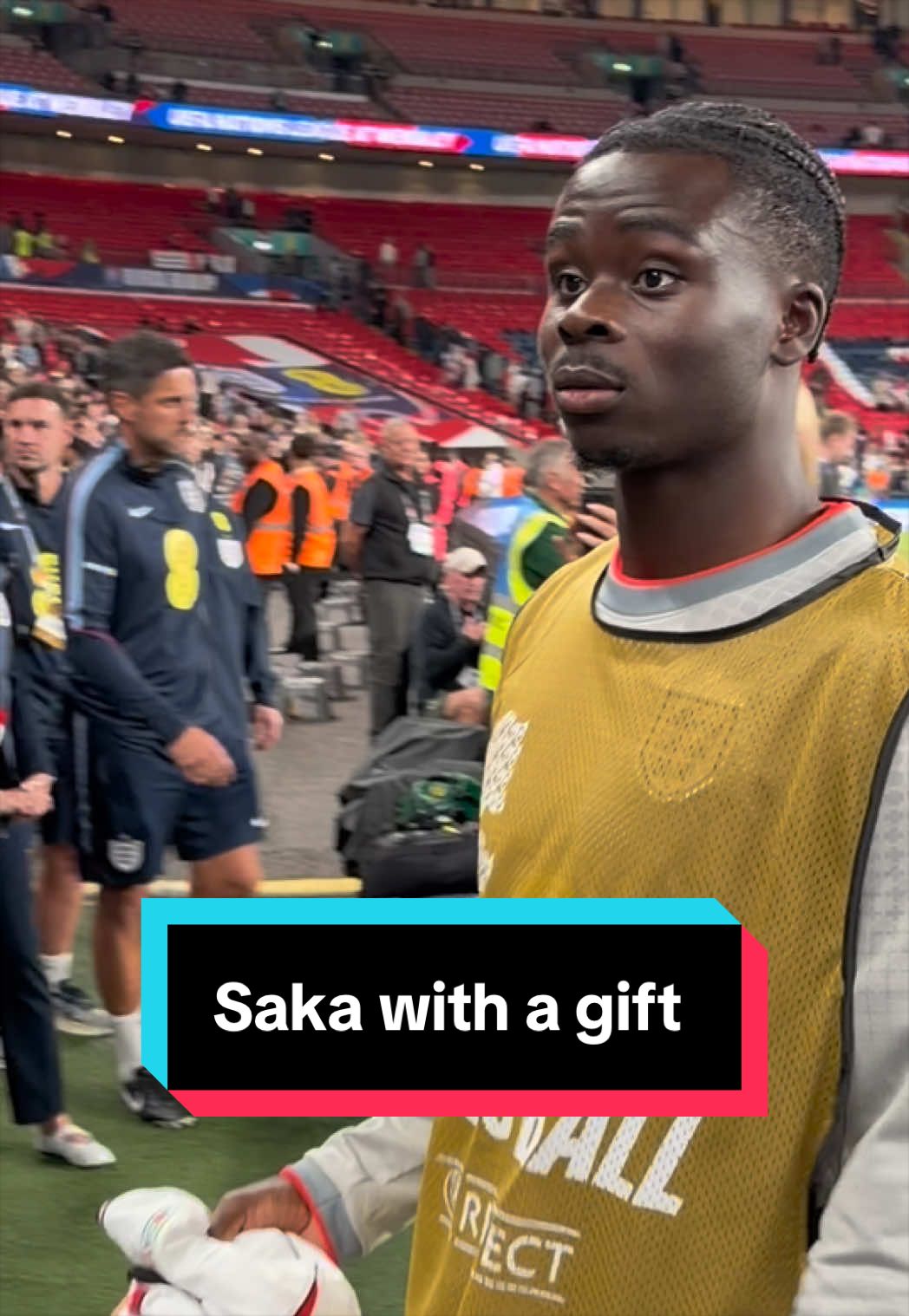 Starboy Saka with a gift this young fan won’t forget 🤩
