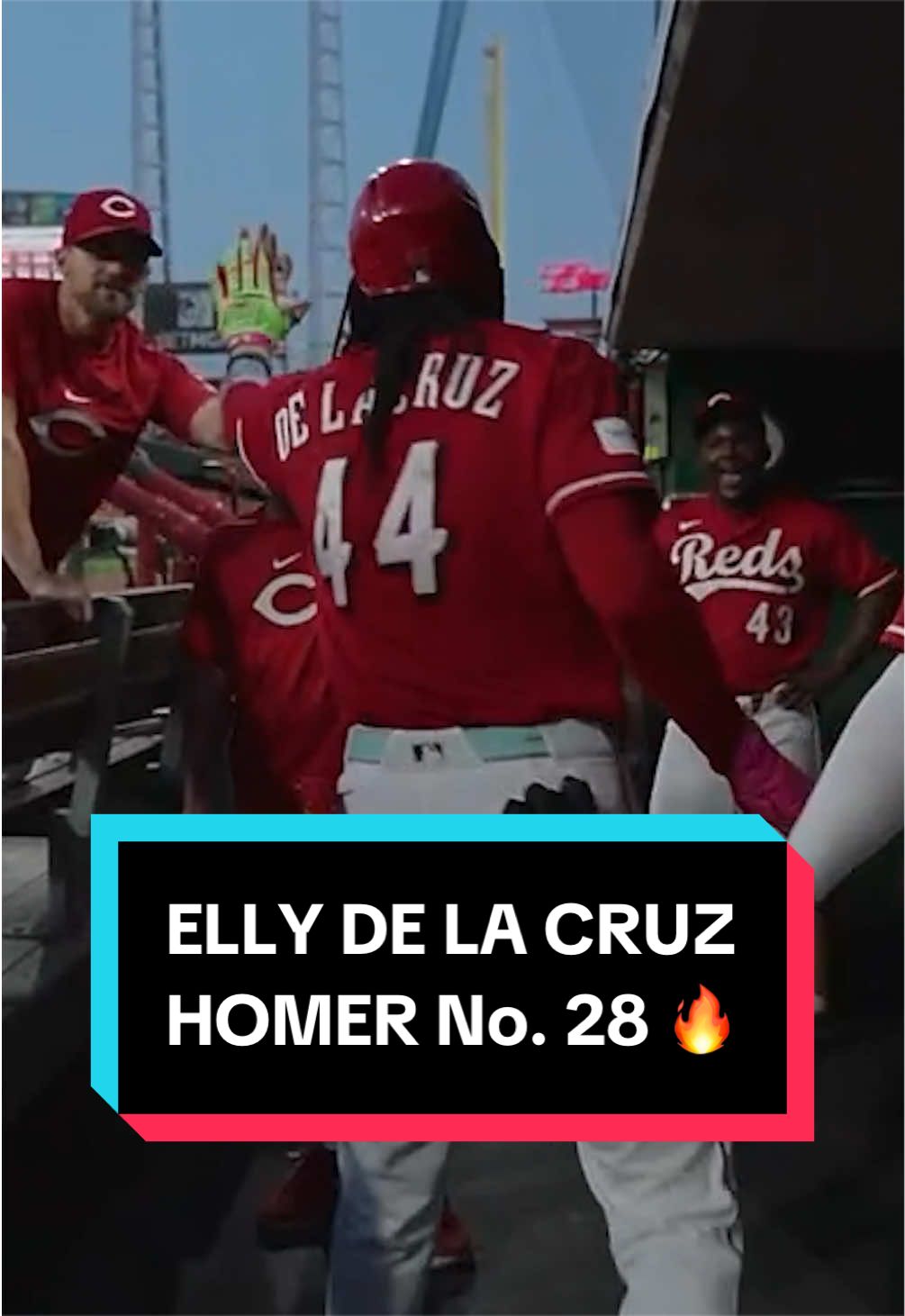 Elly De La Cruz clubs a 2-run shot! 