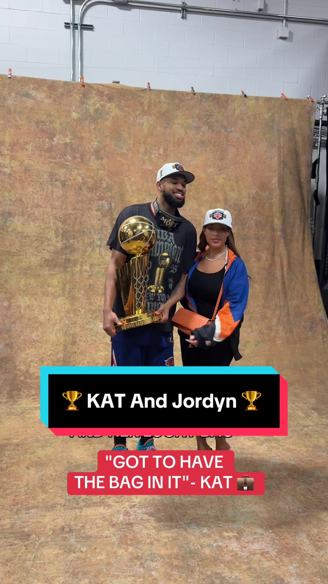 🏆 KAT and Jordyn get their portrait with Larry 📸 🏆 