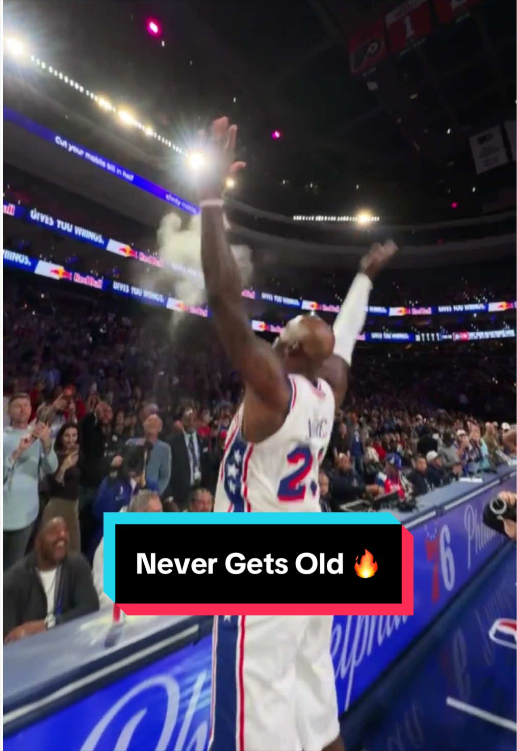 The LeBron chalk toss never gets old 🍿 