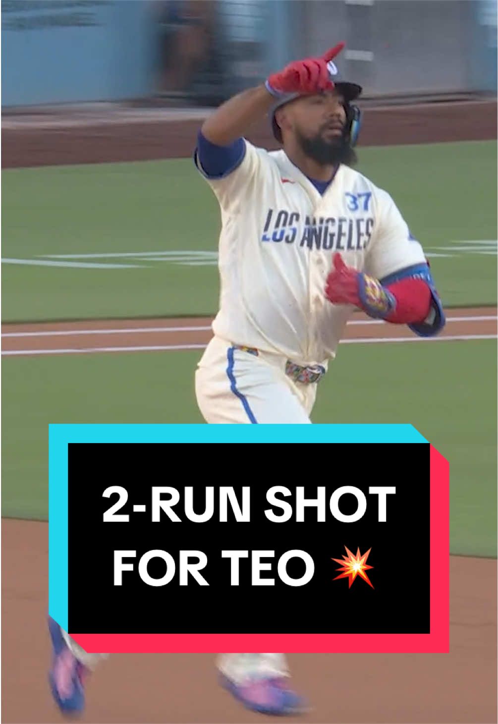 Teoscar Hernández belts an opposite-field 2-run homer! 