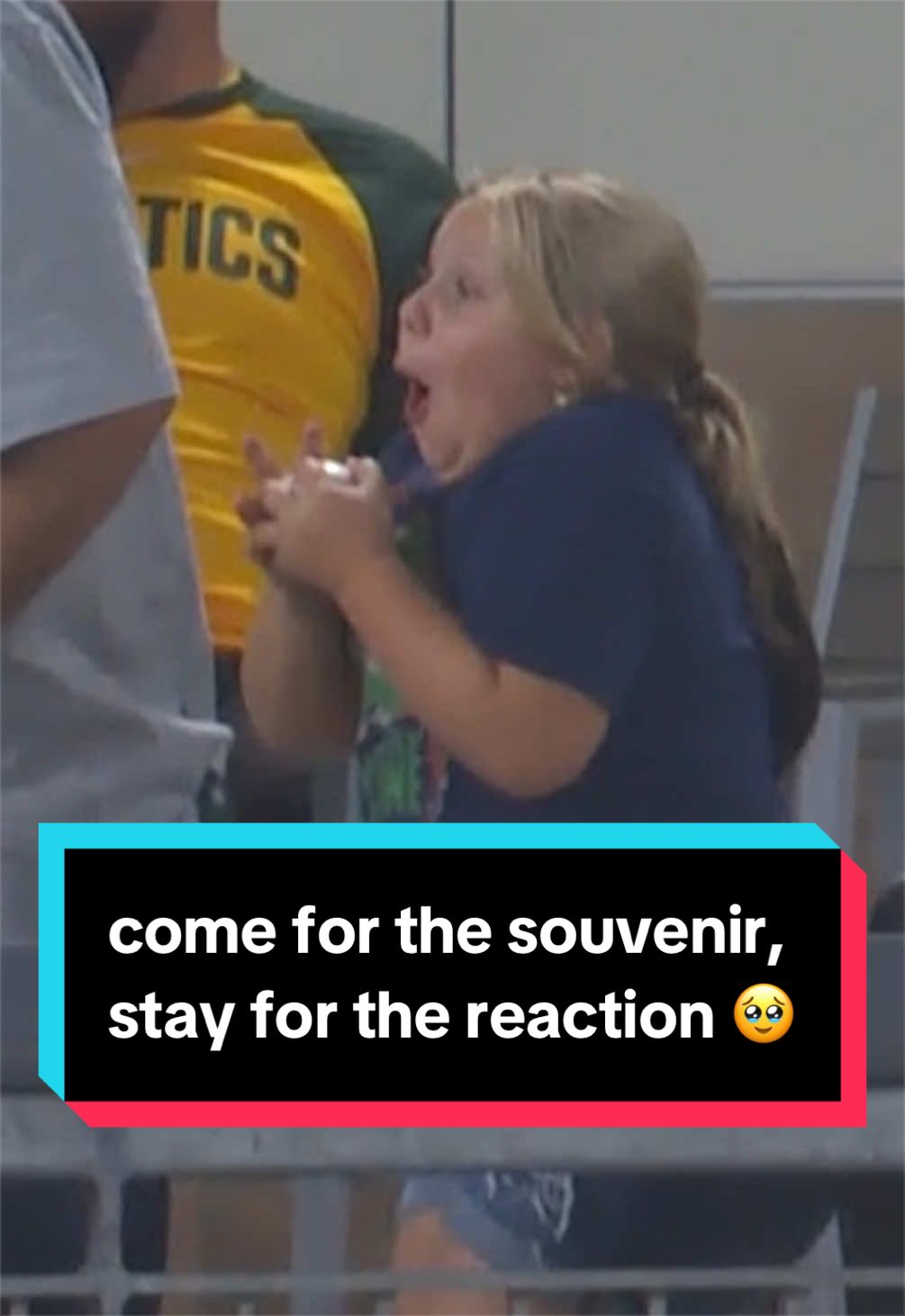 This young fan couldn’t contain her excitement after the cameraman gifted her a foul ball 😭❤️ 