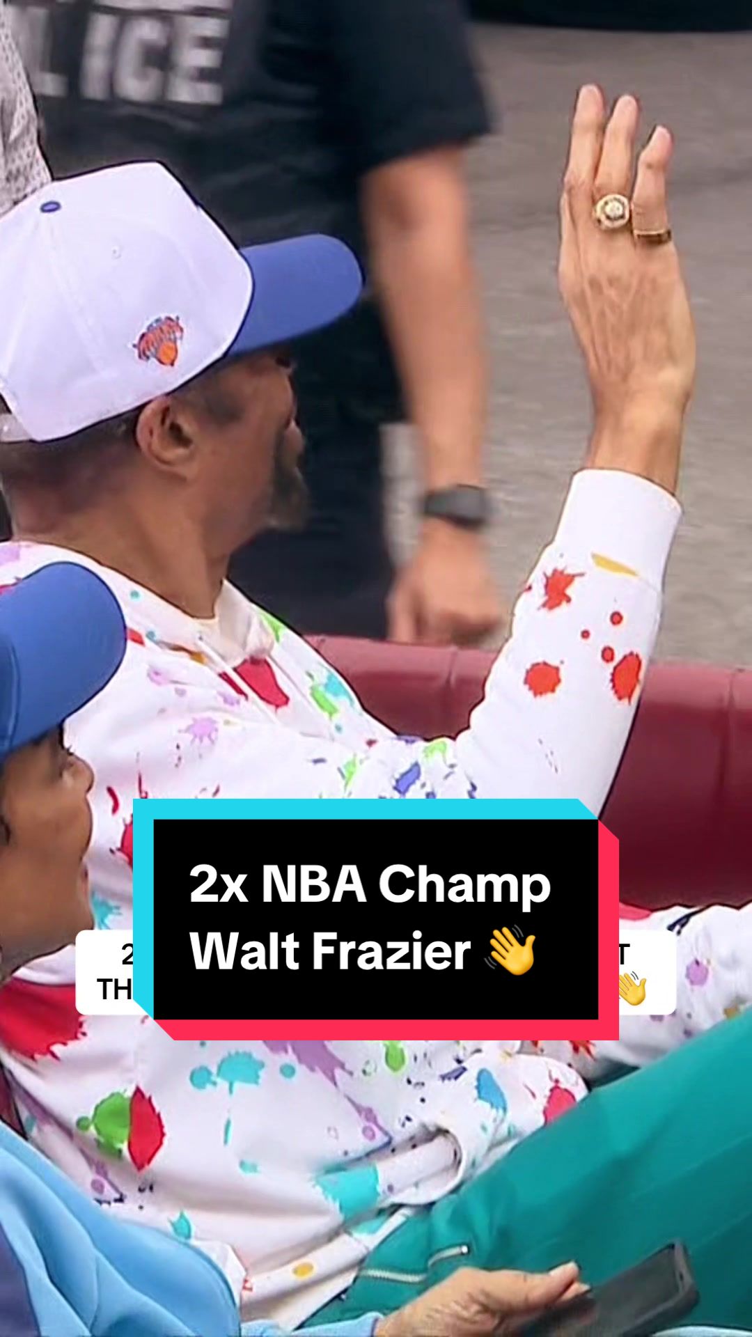Walt Frazier waves to the crowd from a convertible at the Knicks Championship Parade 🙌 