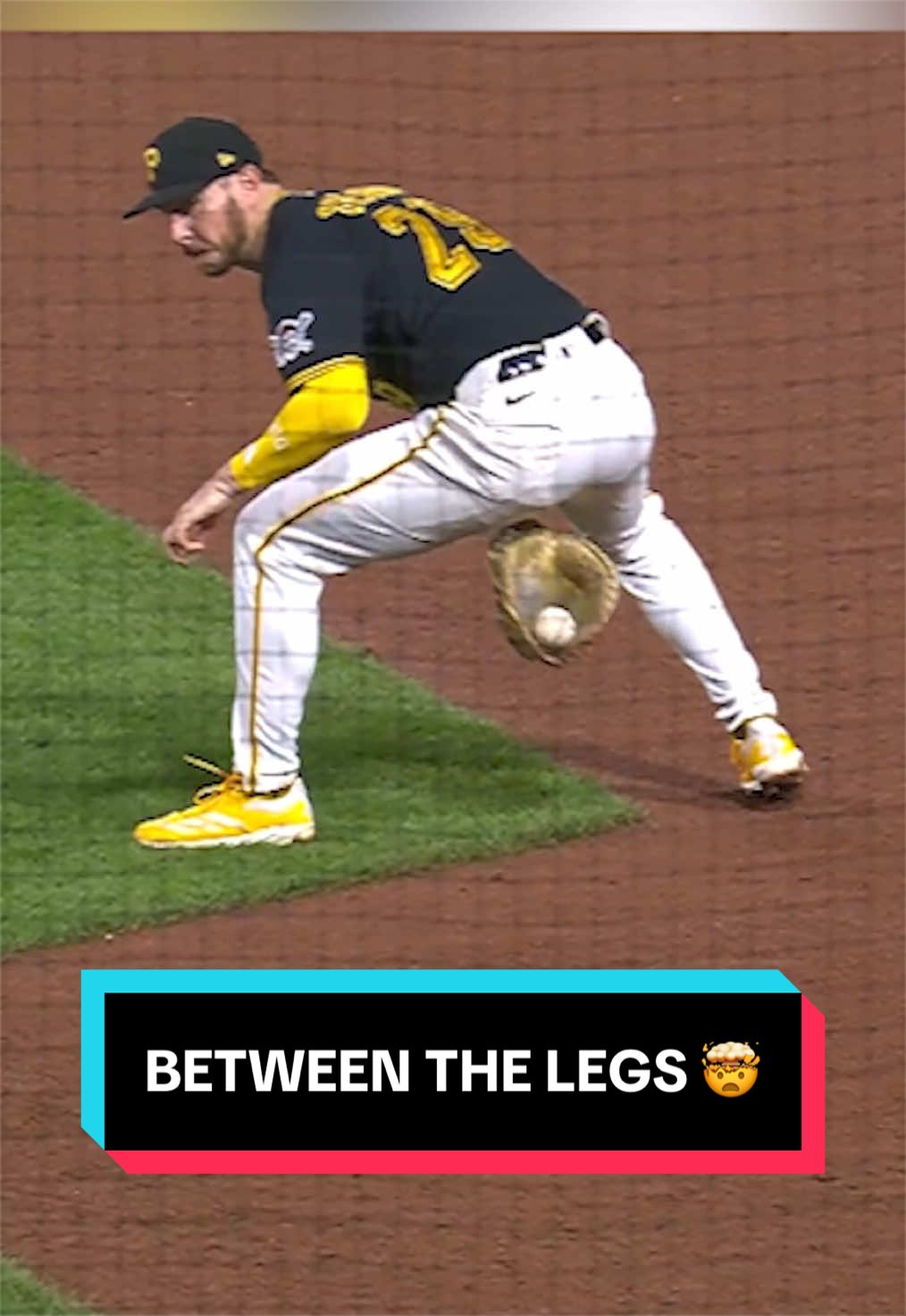 He made the play BETWEEN HIS LEGS 😱