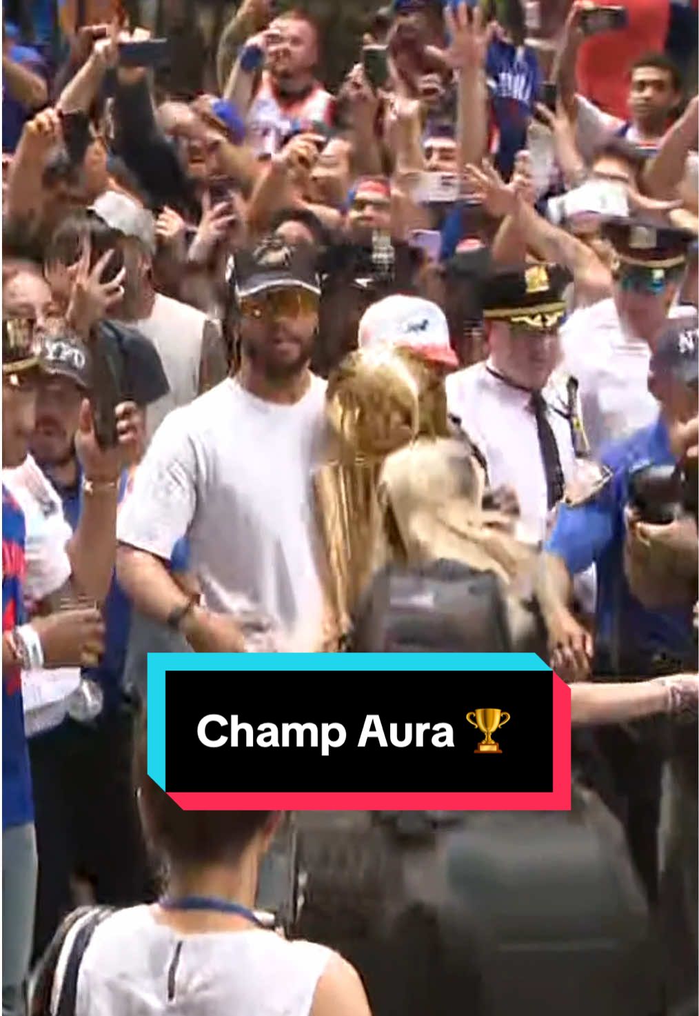 Jalen Brunson with @The Larry O’Brien Trophy at the Knicks Championship Parade 🫡🏆 