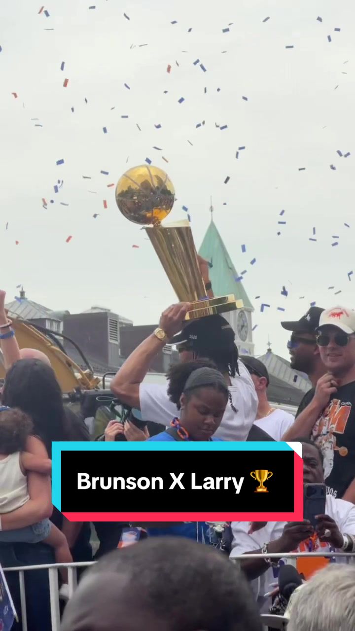 Brunson lifts  @The Larry O’Brien Trophy high 🙌 🏆 