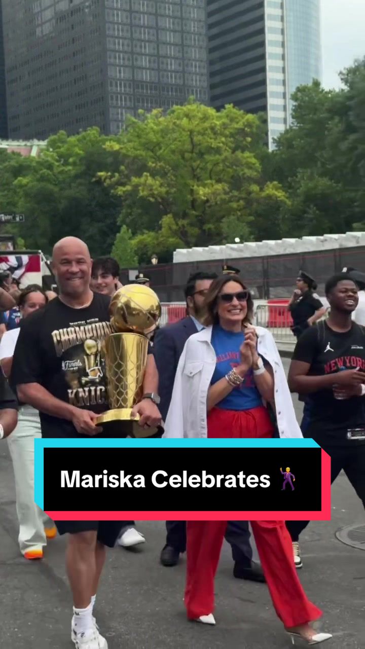 BIG Knicks fan Mariska Hargitay having a blast at the Knicks Championshup Parade 🤩 🙌 