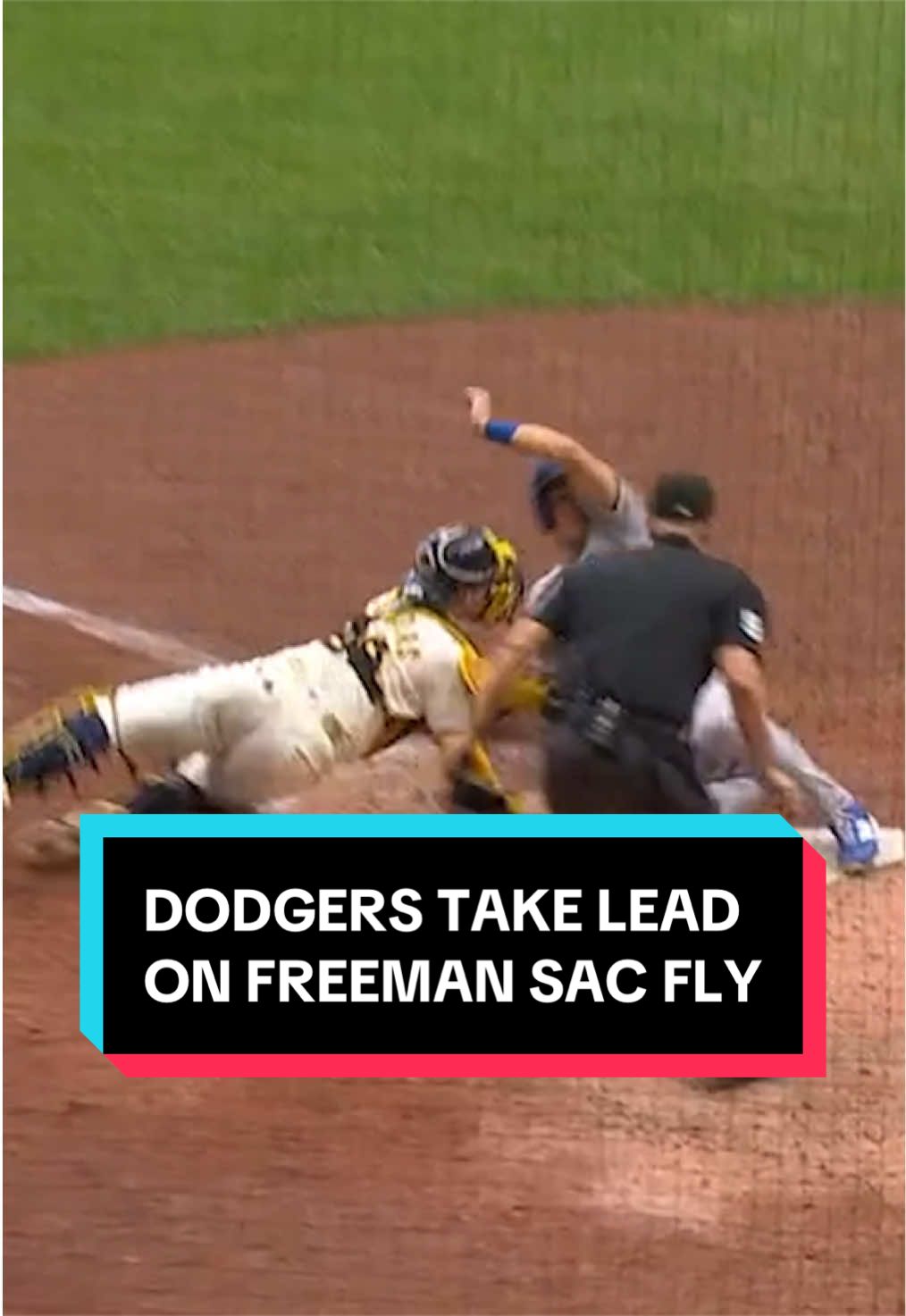 The Dodgers take the lead on a sac fly from Freddie Freeman!