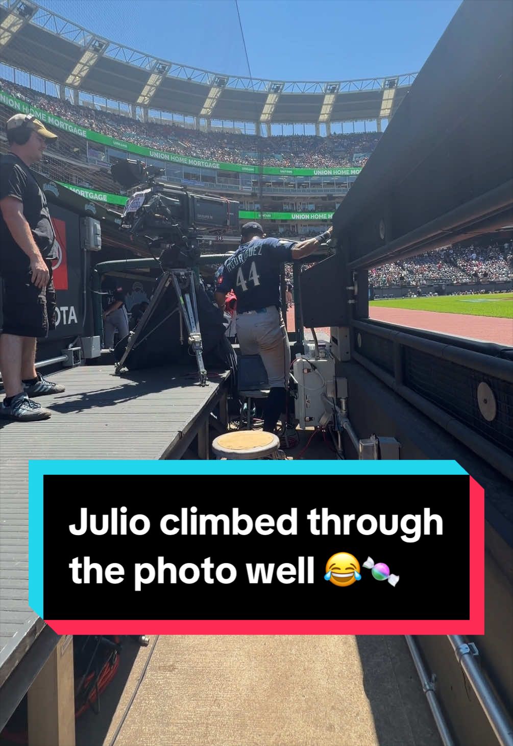 Julio Rodríguez will do almost anything for some candy 🤣 
