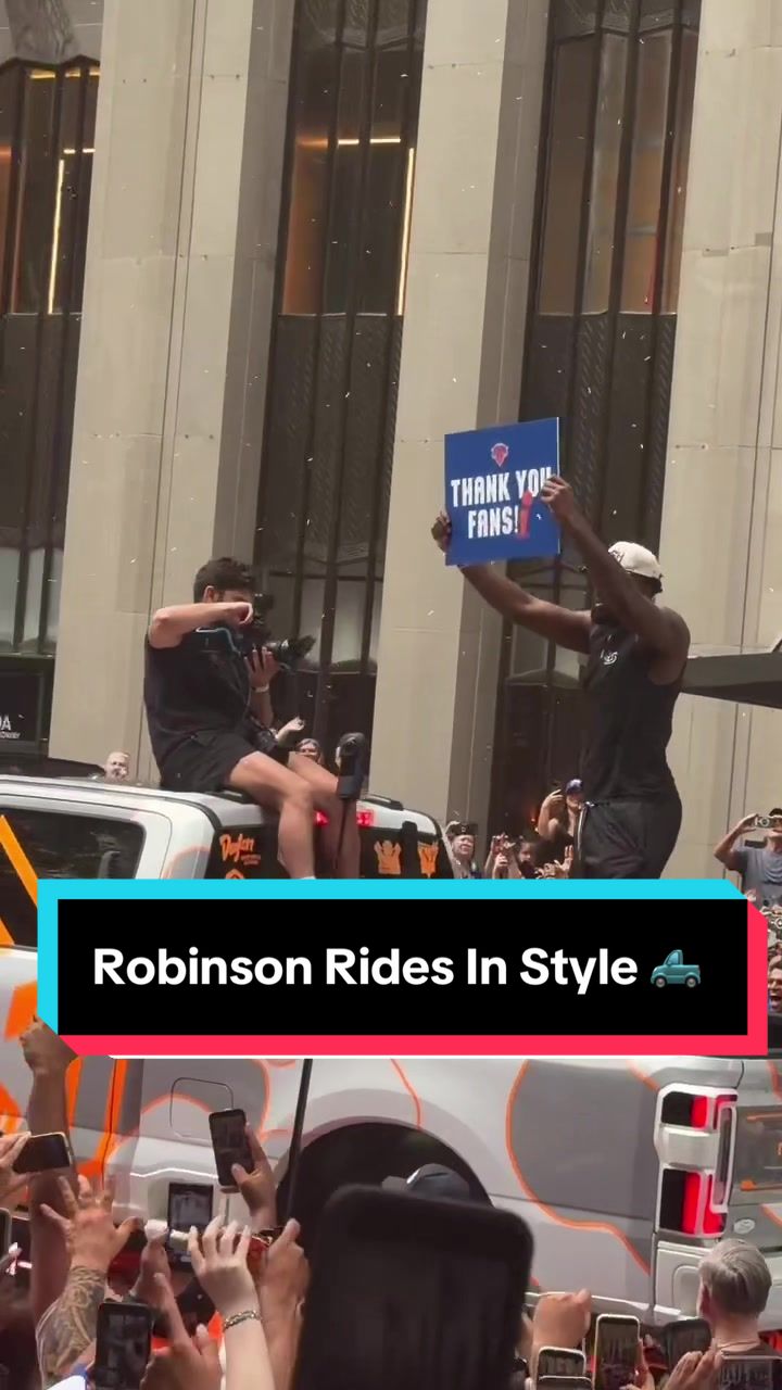 Robinson rolling through the Knicks Championship Parade 🛻 