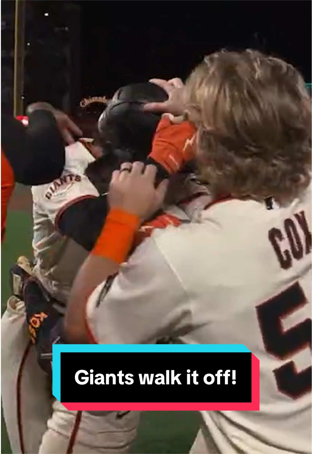 Walk-off Whitcomb! Shay Whitcomb wins it in extras for the @San Francisco Giants 
