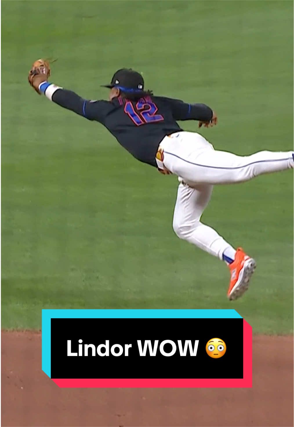 Francisco Lindor makes a SPECTACULAR diving catch to keep it tied in the 9th 😯
