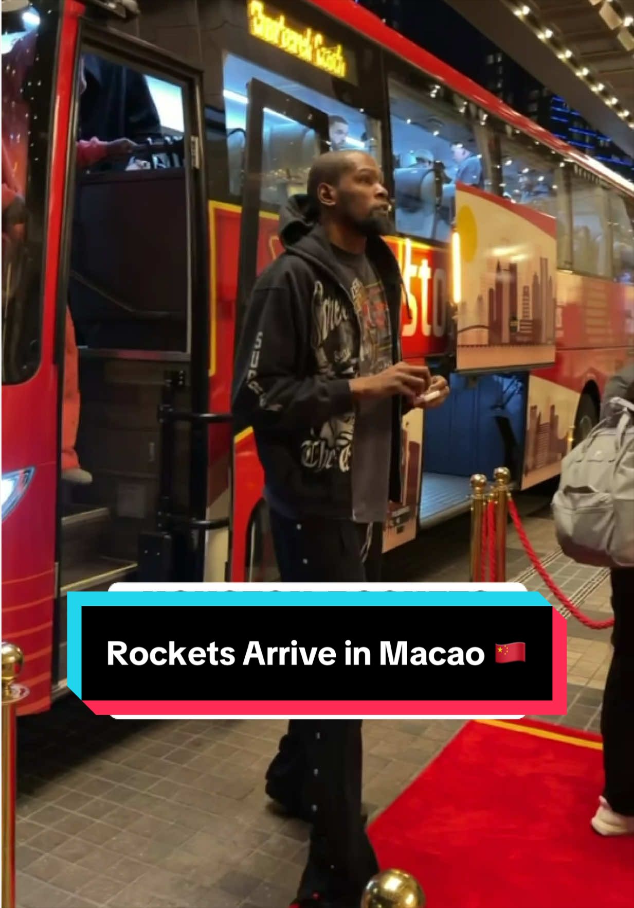 The @houstonrockets receive a warm welcome as they arrive for the Macao Games 🏀 