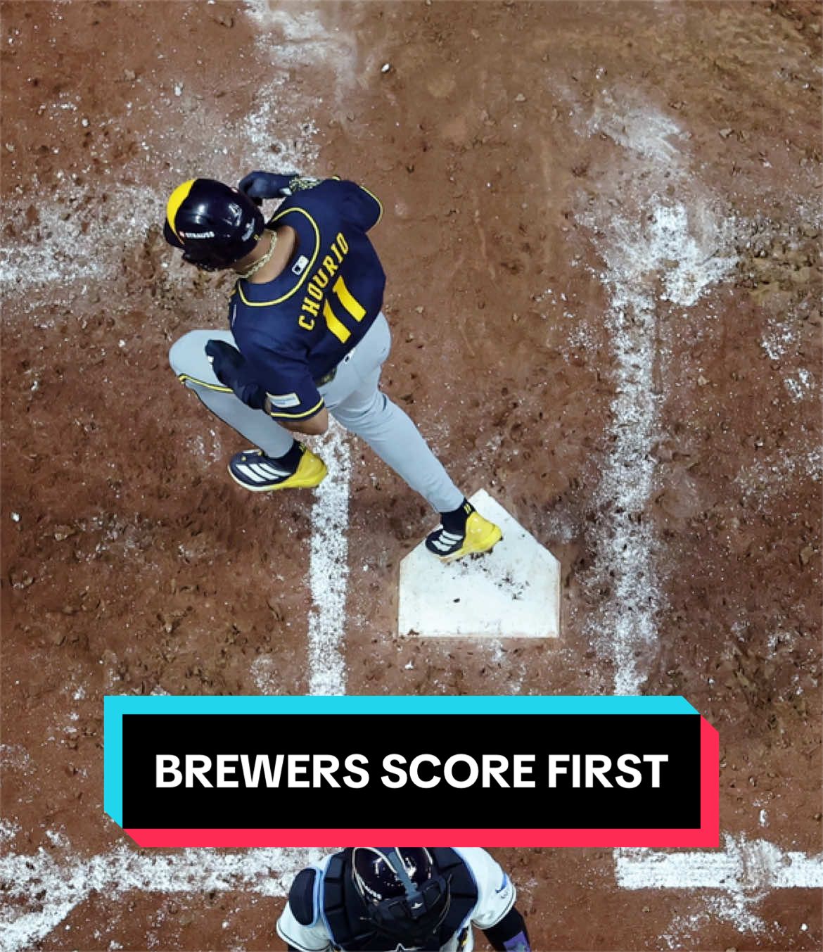 Christian Yelich and William Contreras deliver RBI singles to get the Brewers on the board first in Game 3! 