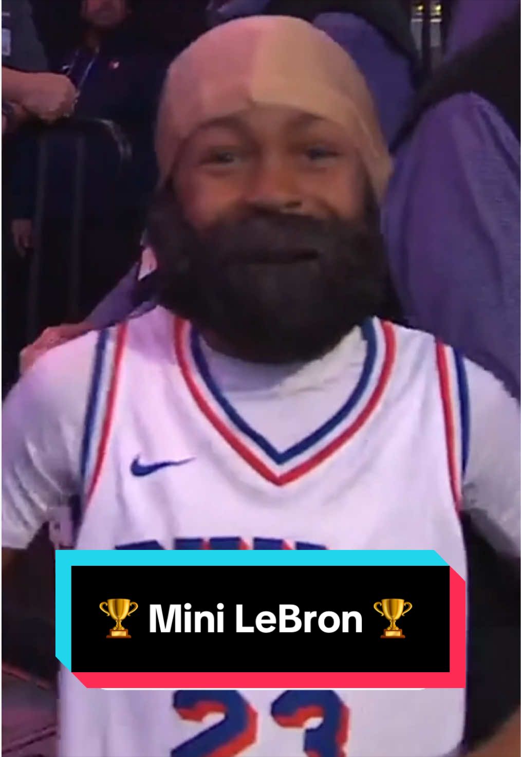 🏆 Believe it or not this is not the actual LeBron, but a young fan in Philly 😂🤭 🏆 