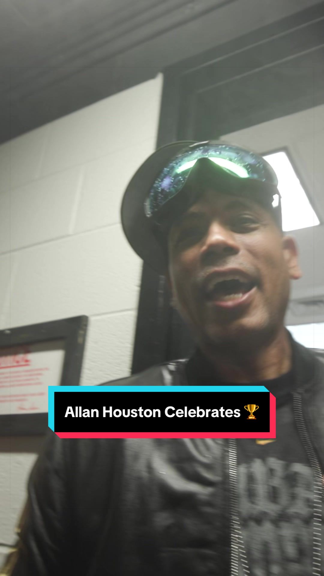 Take a look at Allan Houston and Jeremy Sochan celebrating after the Knicks’ Finals victory, a perfect no. 20 full circle moment 🏆 