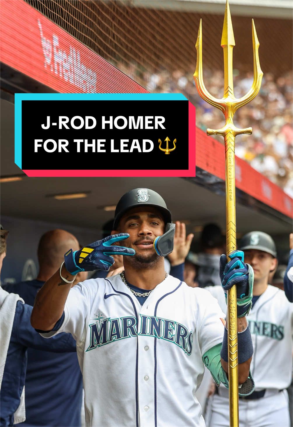 Julio Rodríguez flips the script in the 7th inning! 
