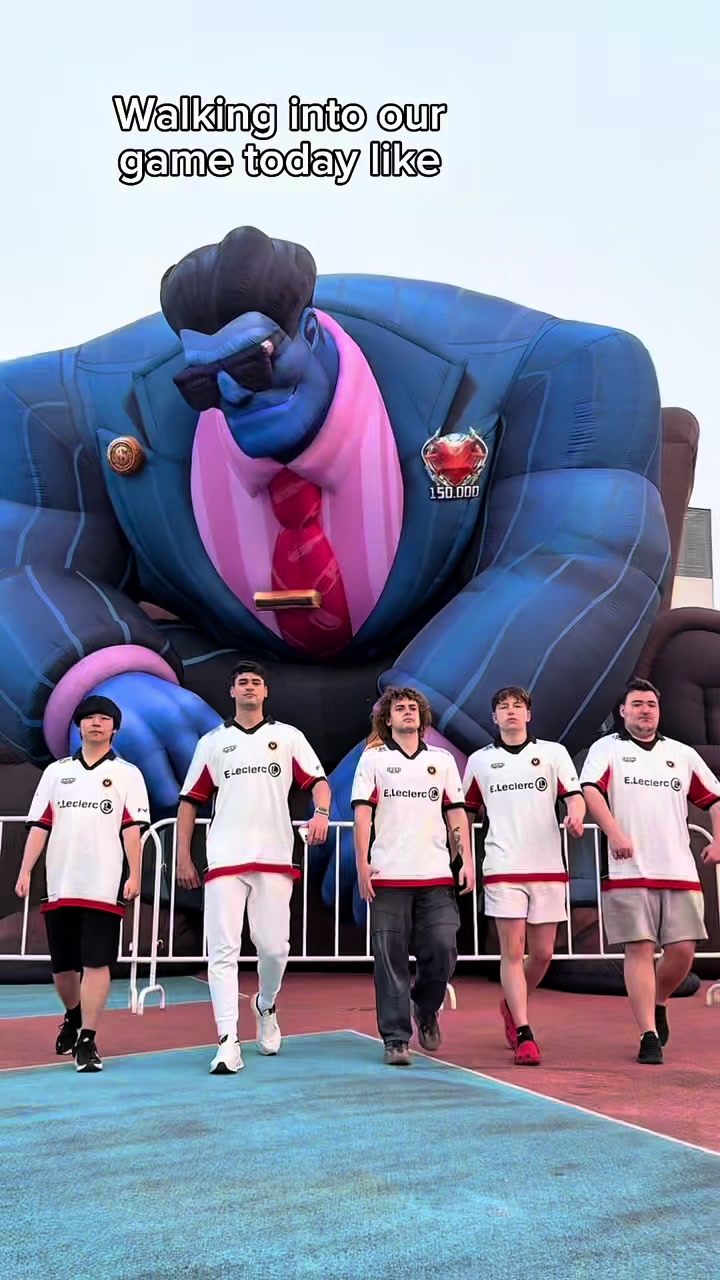 Aurafarming before our game 🚶 