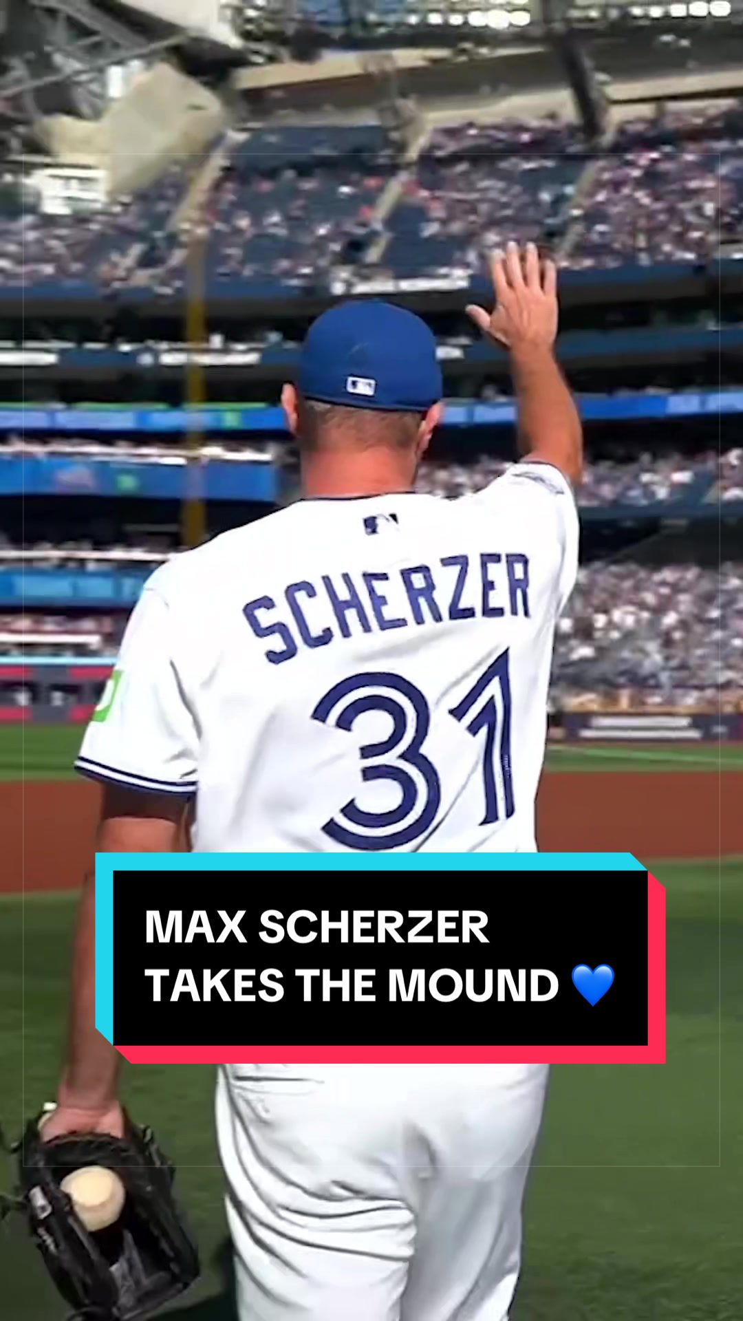 In what could be the final start of his career, Max Scherzer takes the mound by himself to a standing ovation 👏
