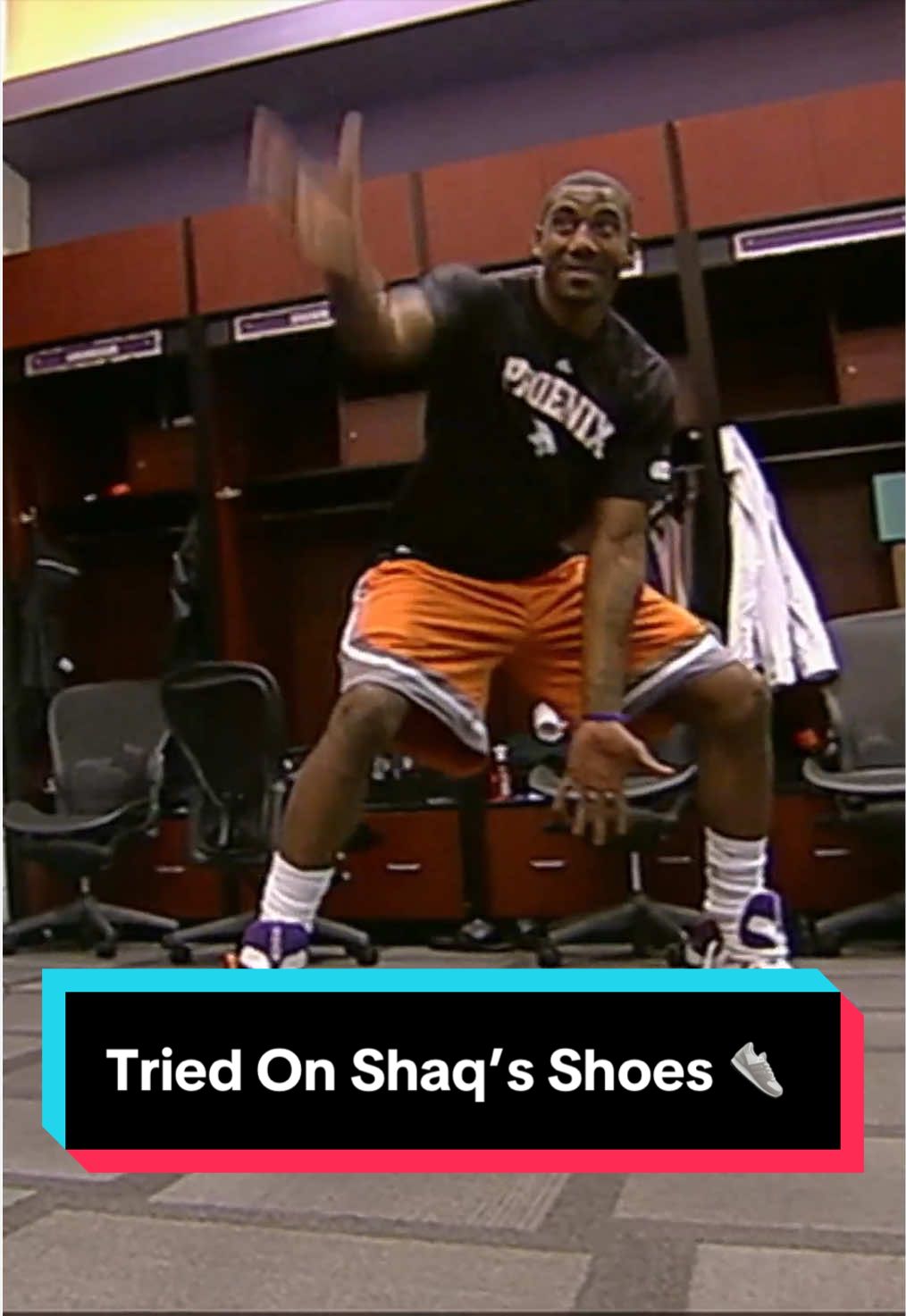 Amar'e Stoudemire tried on Shaq's shoes when they were Suns' teammates… Do you think they fit? 🤣 