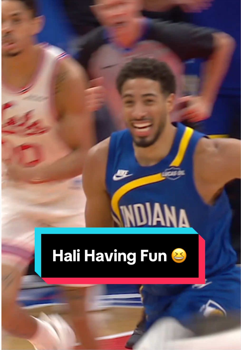Hali bounces the lob to himself for the alley jam 🤩 
