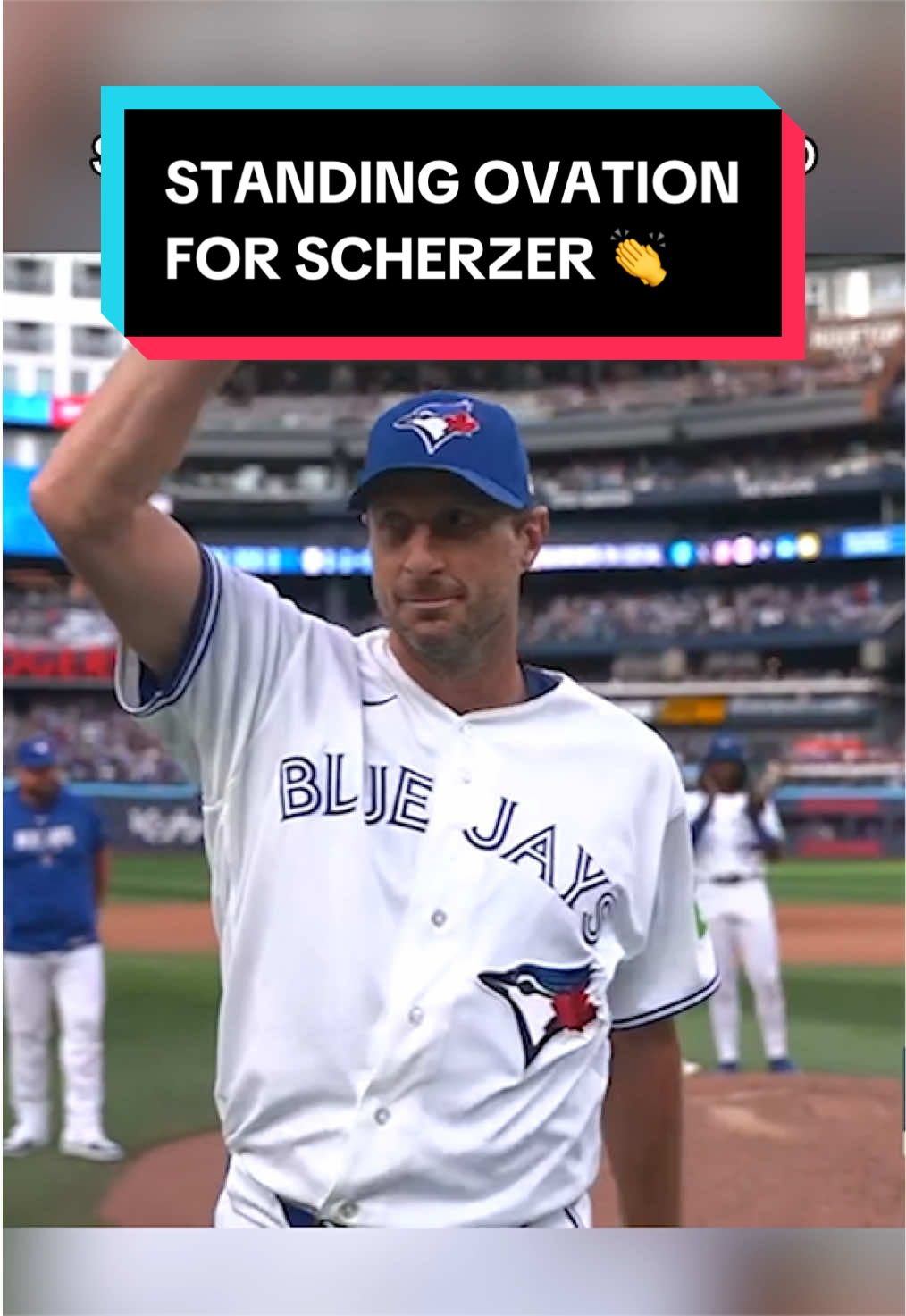 Max Scherzer leaves the mound to a standing ovation for what could be the final time in his legendary career 👏