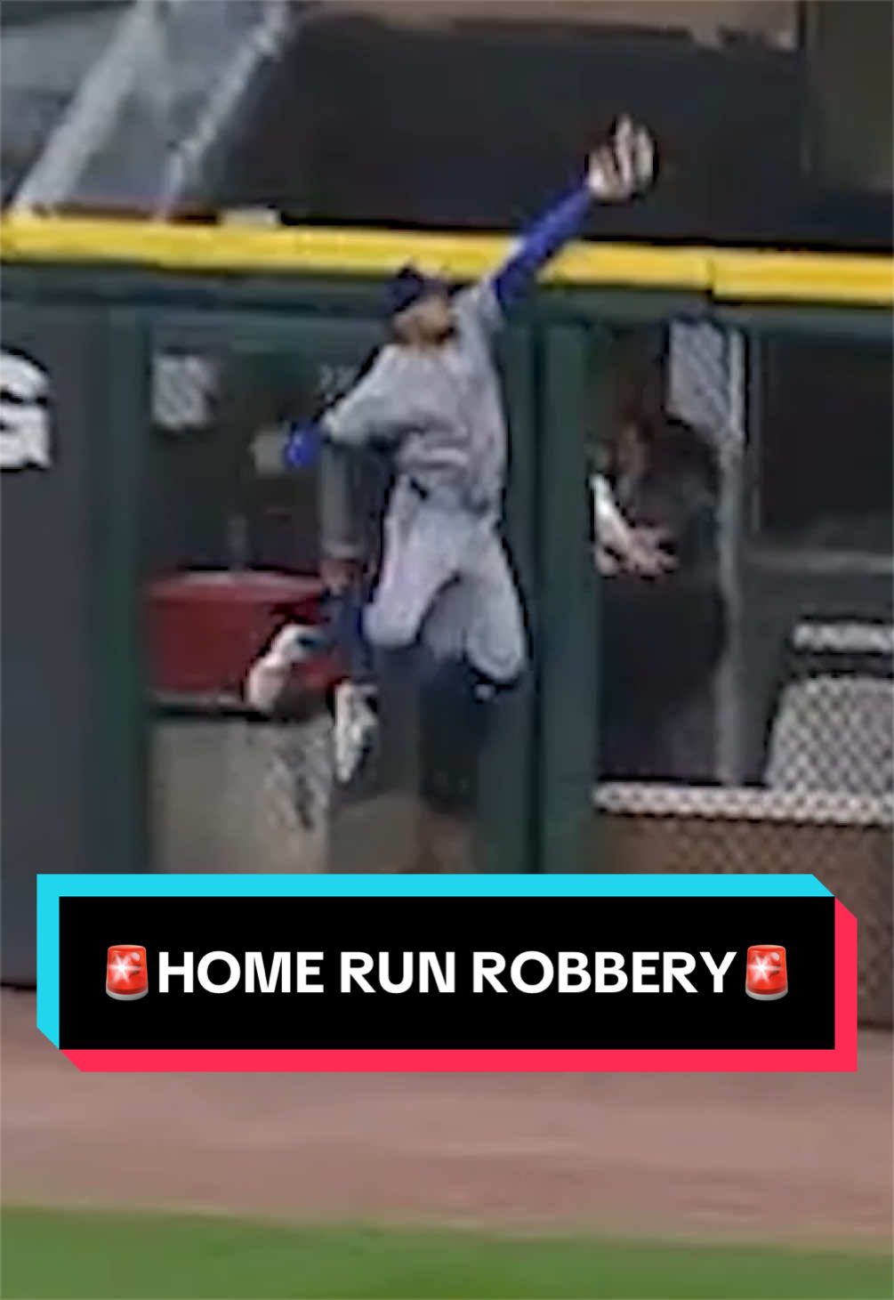Brandon Nimmo makes a FANTASTIC grab against the wall! 