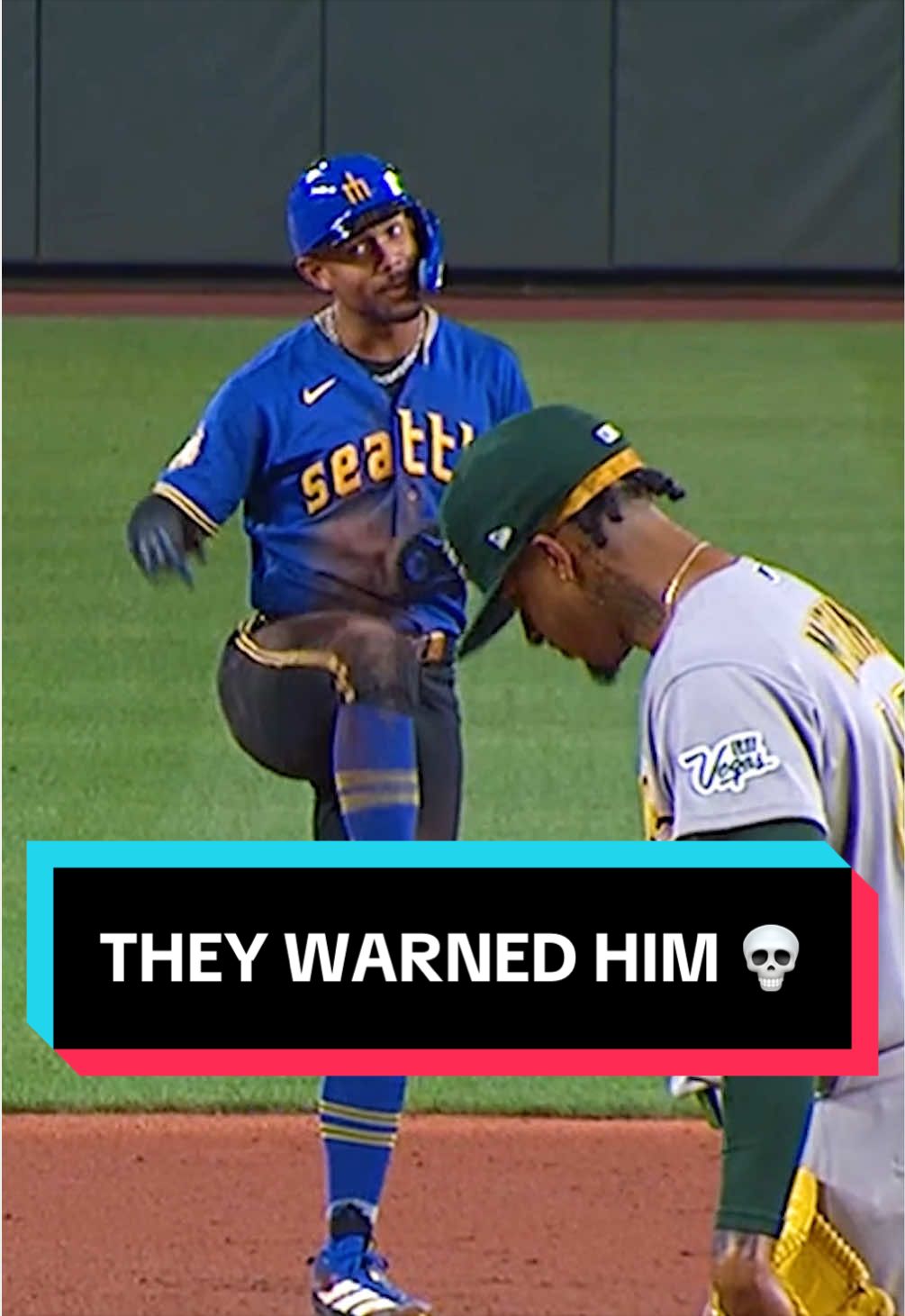 Julio Rodríguez tried giving the pitcher a heads up 😂 