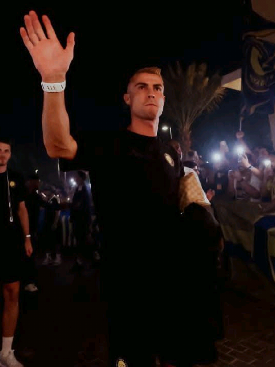 Cristiano Ronaldo received a warm welcome from fans ahead of tomorrow's match against Al Ittihad. 