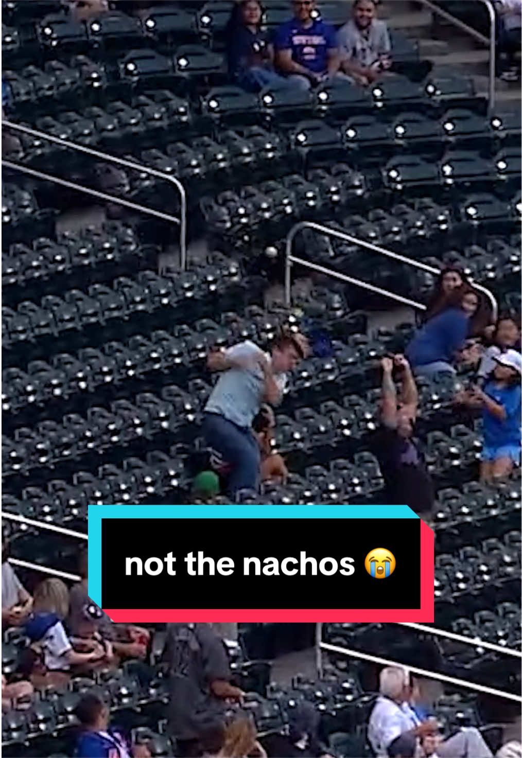 This fan tried to catch a foul ball with his helmet nachos 😅