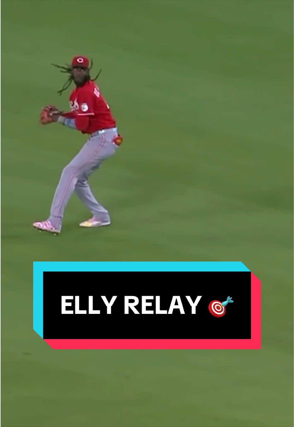 Elly De La Cruz unleashed a dart to prevent an inside-the-park home run for Teoscar Hernández 😳