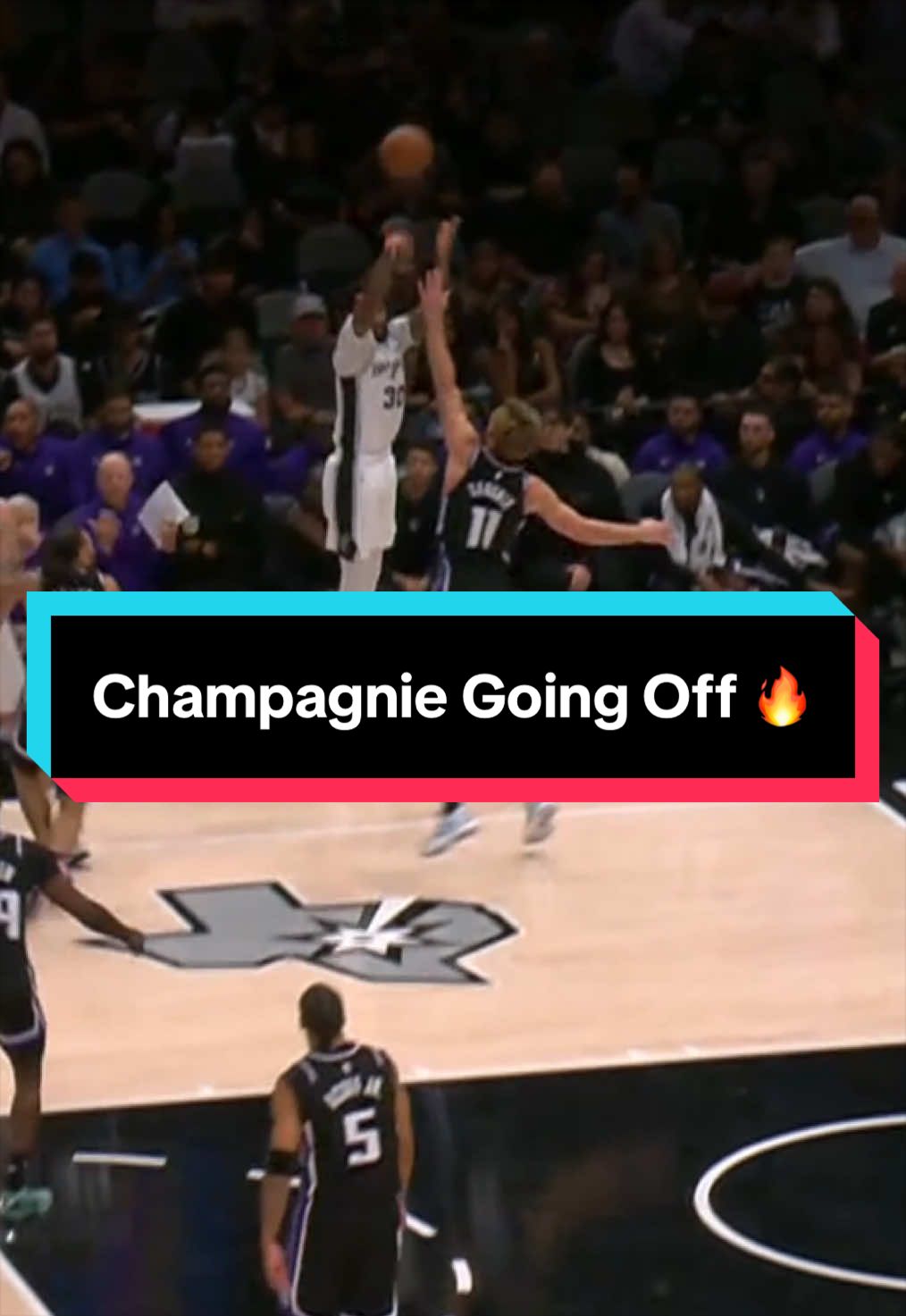 Julian Champagnie is going OFF ‼️🔥 