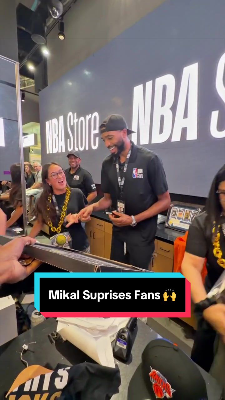 Mikal Bridges surprises Knicks fans at the NBA Store 🙌 