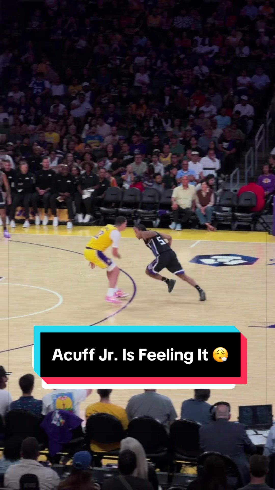 Darius Acuff Jr. showing out and it’s only the 1H 👀 