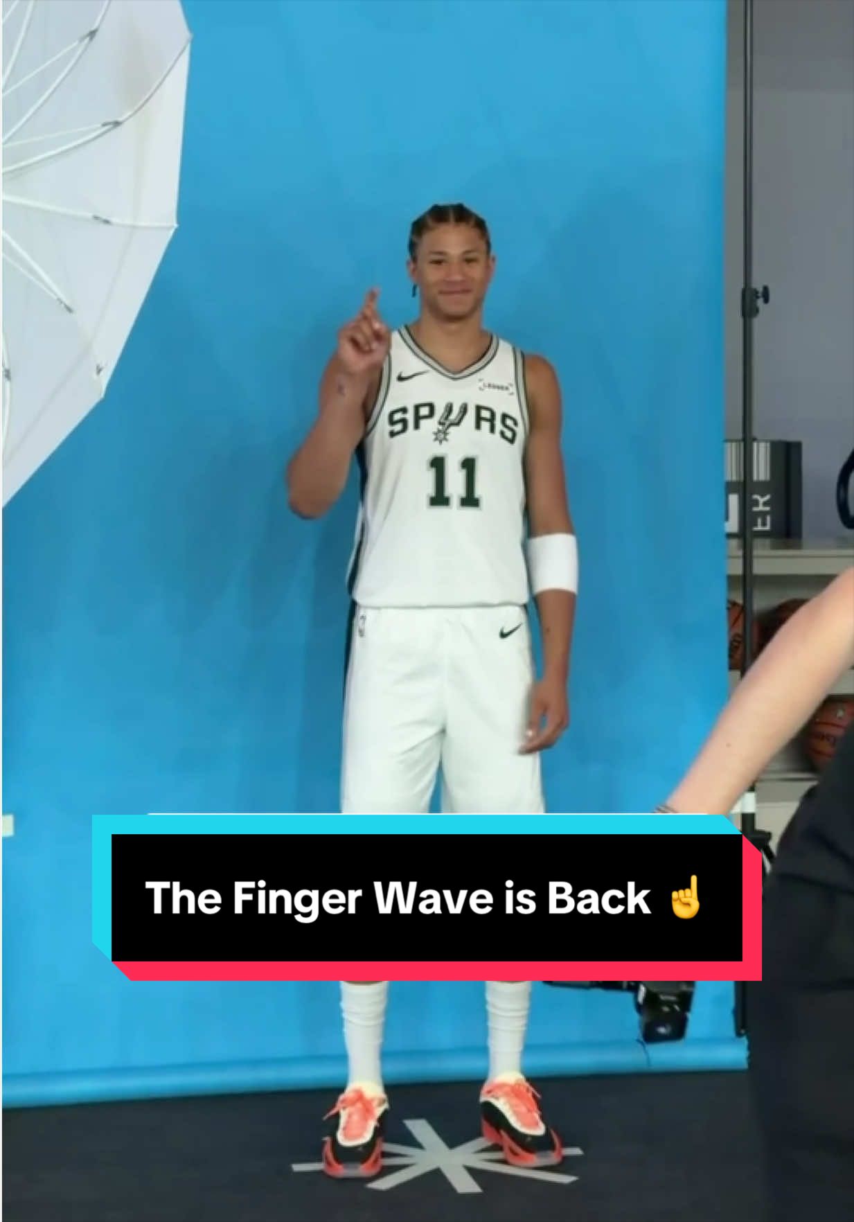 Carter Bryant says hi! ☺️👋 The finger wave is back! 